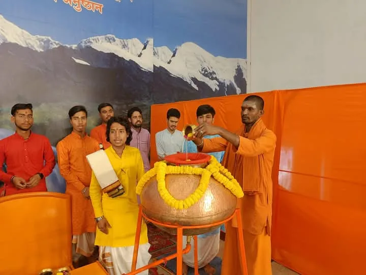 The Swamiji performing abhishekam